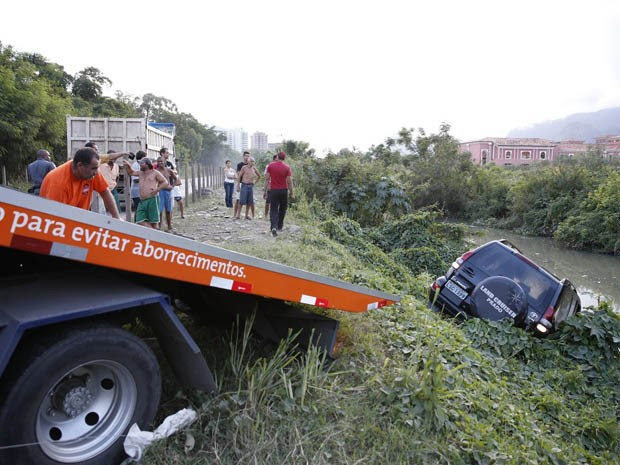 Carro caiu em rio em Jacarepaguá, na Zona Oeste (Foto: Felipe Panfili/AgNews)