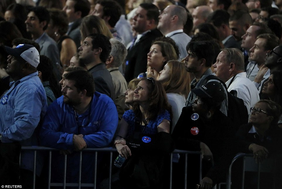 Os defensores assistir resultados de eleição em multidão de pessoas de Clinton fora de noite comício do candidato no K. Javits Convention Center Jacob
