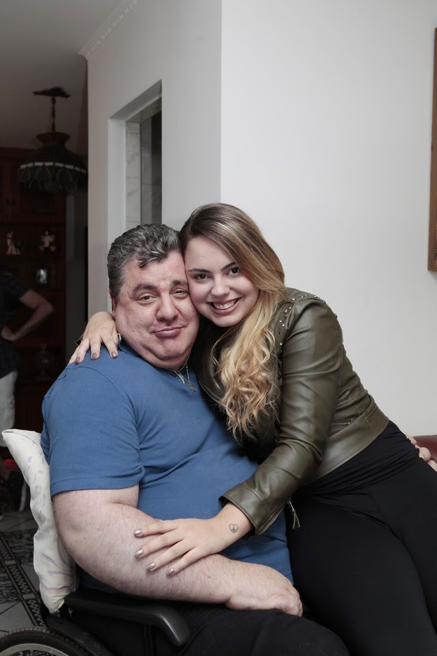 Gerson Brenner e a filha Anna Haas (Foto: Divulgação/Revista Conta Mais)