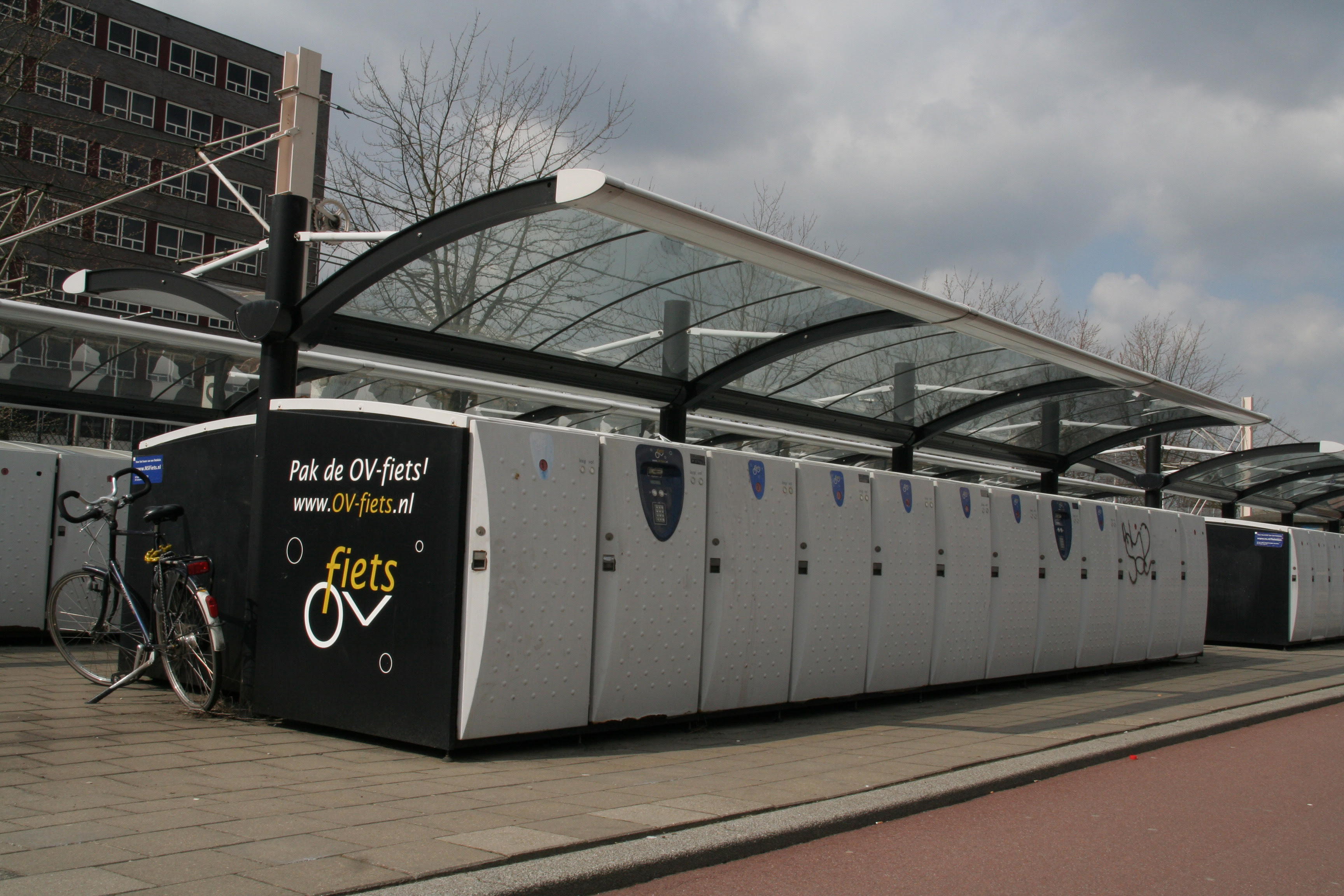 Los ferrocarriles holandeses ofrecen bicicletas a sus clientes en las estaciones de destino para evitar que los trenes se llenen de bicis propias