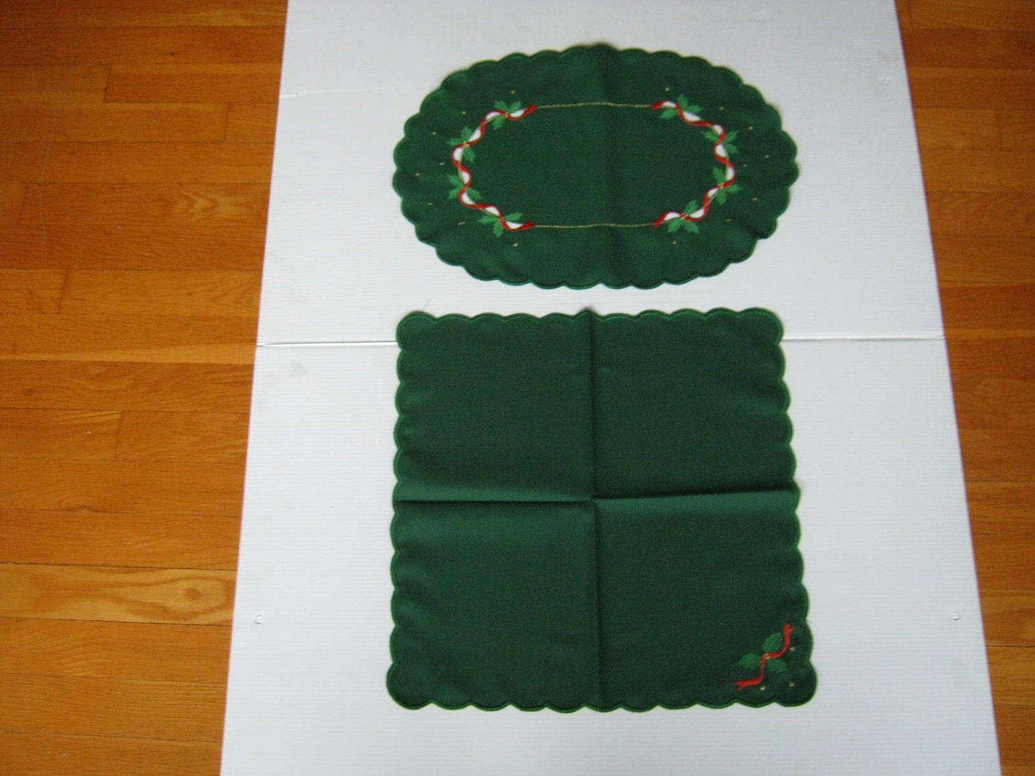 Vintage Christmas Table Linens 6 Oval Scallopededges by PastDays