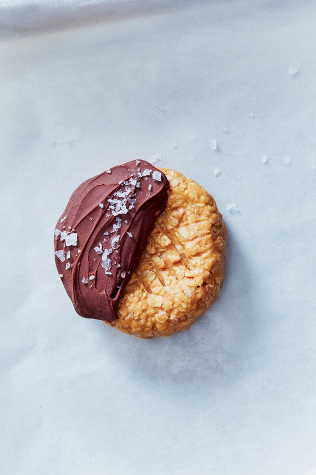 Cue this little concoction. It's a single-serving, five-ingredient, ready-in-10-minutes ~miracle cookie~. 🙏