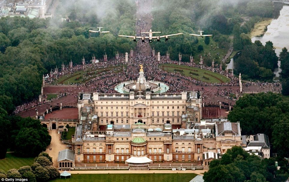 Aéreo: Um bombardeiro Lancaster ladeado por dois Spitfires da Battle of Britain Memorial Vôo voar sobre o Palácio de Buckingham, como parte do flypast