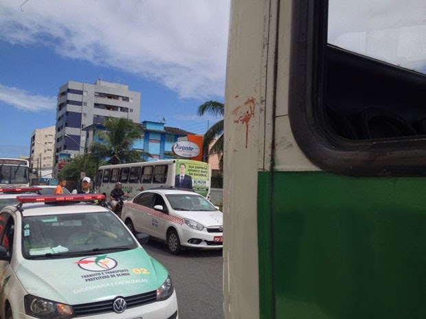Homem estava com braço do lado de fora do ônibus, em Olinda (Foto: Kety Marinho / TV Globo)
