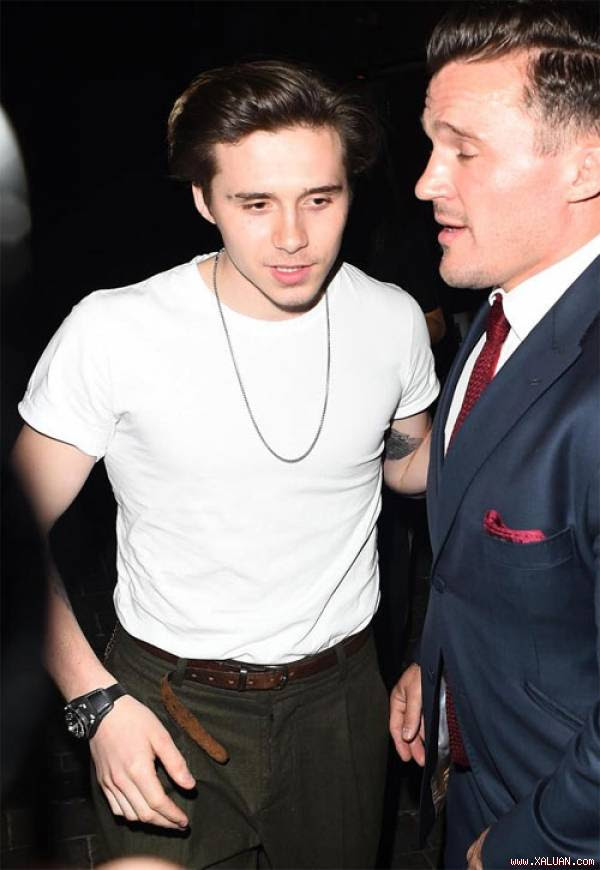 Brooklyn để bố trở về nhà còn mình đi dự tiệc cùng nhà đạo diễn Guy Ritchie.