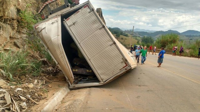 Caminhão com caixões tombou em curva conhecida como 'curva da morte'