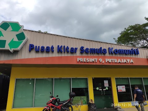 Pusat Kitar Semula Shah Alam - 1 : Antara faedah mengamalkan kaedah kitar semula ialah alam sekitar akan terpelihara.