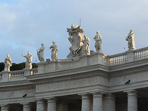 statues place sint pierre.jpg