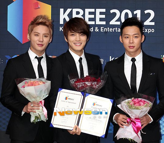 http://i1147.photobucket.com/albums/o550/JYJThree/2012/December/201212031707460610_1jyj.jpg