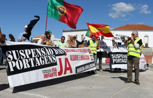 Manifestantes protestam contra as portagens da Via do Infante (A22), em Boliqueime, 30 de abril de 2016 – Foto de Luís Forra/Lusa