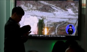 Un grupo de surcoreanos observan los informativos en un televisor de la estación de Seúl. EFE