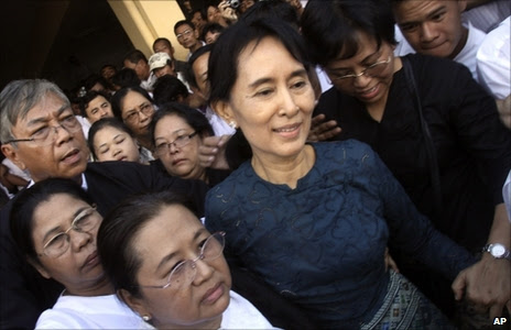 Aung San Suu Kyi walks among a crowd of her supporters in Rangoon (14 November 2010)