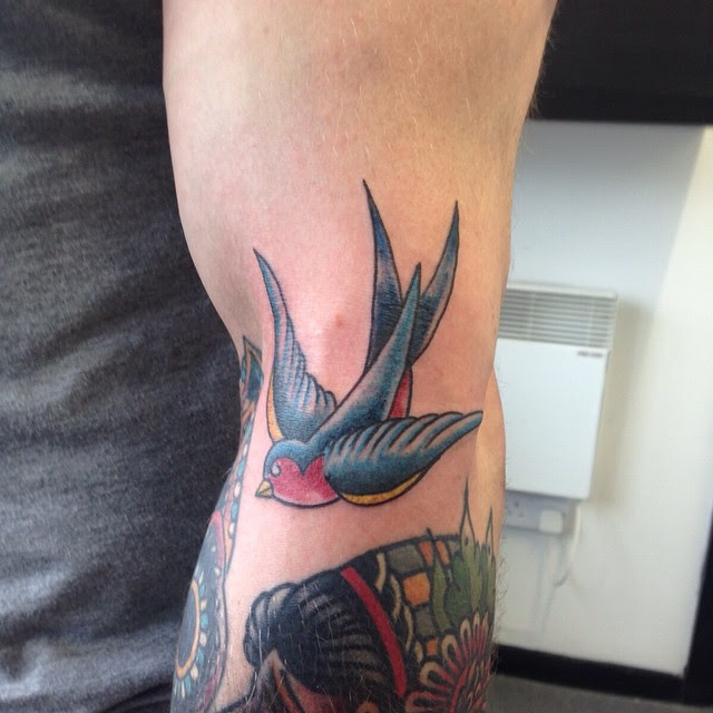 Swallow On Wrist Tattoo / 80+ Best Swallow Bird Tattoo Meaning and Designs - Fly in ... - According to tales sailors possess swallow tattoo on their chest hand and neck.