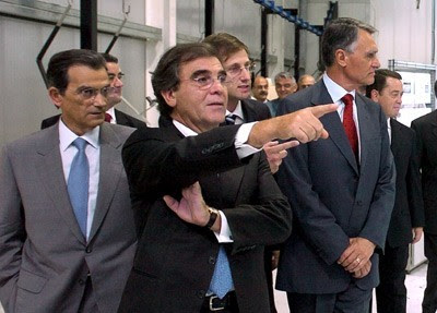 Visita do presidente Cavaco Silva à fábrica de plásticos Inapal, em Setúbal, em 21 de Julho de 2006, acompanhado por Dias Loureiro e José Oliveira e Costa – Foto de Manuel de Almeida/Lusa