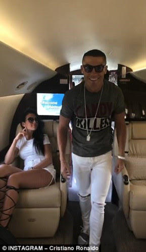 Ronaldo nhảy múa trên máy bay riêng mừng Champions League