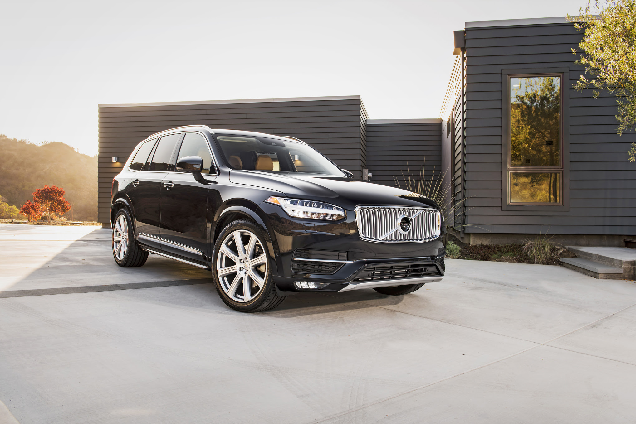 2016 Volvo XC90 T6 AWD Inscription front three quarters 03