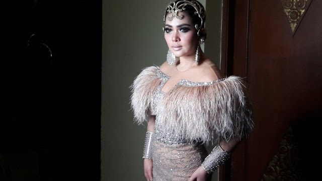 Foto: Terdakwa Kasus Suap Pajak: Iya, Itu Syahrini yang Artis Itu http://ift.tt/20kt43r - Berita Terbaru Terkini Hari Ini - Kasus Handang Soekarno Kasubdit Bukti Permulaan Direktorat Penegakan Hukum Ditjen Pajak Kementerian Keuangan yang kini menjadi terdakwa suap kasus suap pajak temukan babak baru. Ajaib, ada sejumlah nama pesohor tanah air yang seolah 'ikut terseret' pada kasus Handang.