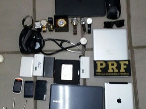 Polícia encontru vários objetos roubados com o suspeito (Foto: Divulgação/Polícia Rodoviária Federal)
