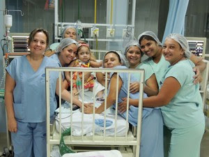 Débora se despediu da equipe do Hospital Varela Santiago nesta quarta em Natal (Foto: Felipe Gibson/G1)