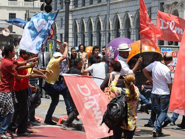 Briga ocorreu em frente ao Theatro Municipal (Foto: Michel Filho/Agência O Globo)