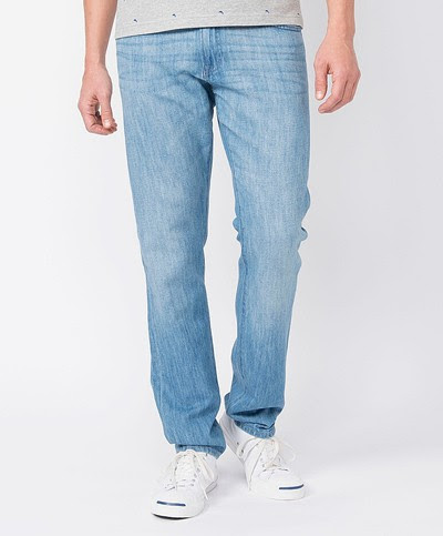 薄い色のデニムで春 夏コーデ メンズおすすめライトブルーデニム