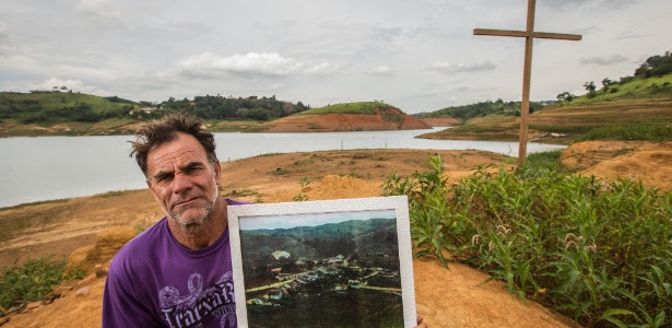 Carlos de Almeida, 50, morador de Igaratá (SP), exibe uma foto da antiga cidade, inundada desde março de 1969