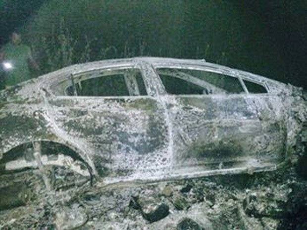Carro de Nielsen foi encontrado carbonizado em estrada carroçável próximo à BR-304, em Angicos (Foto: Francisco Coelho/Focoelho.com)
