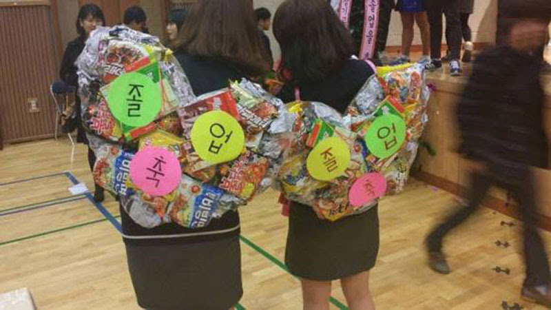 韩国中小学生青睐 糖果背包 双肩包由垃圾食品制成 高清组图 搜狐滚动