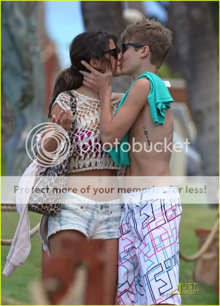 justin bieber and selena gomez 2011 kissing. dresses Justin Bieber Kissing