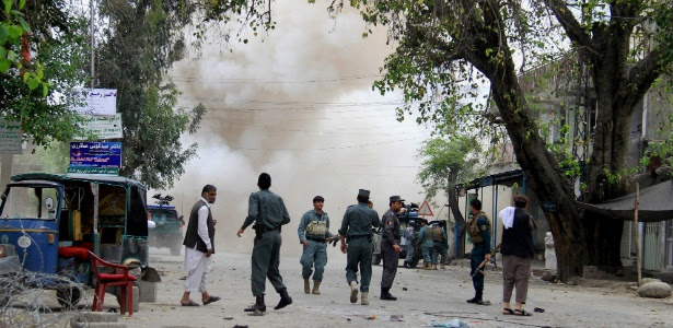 O Taleban negou envolvimento na ação que deixou dezenas de mortos, e condenou o ataque