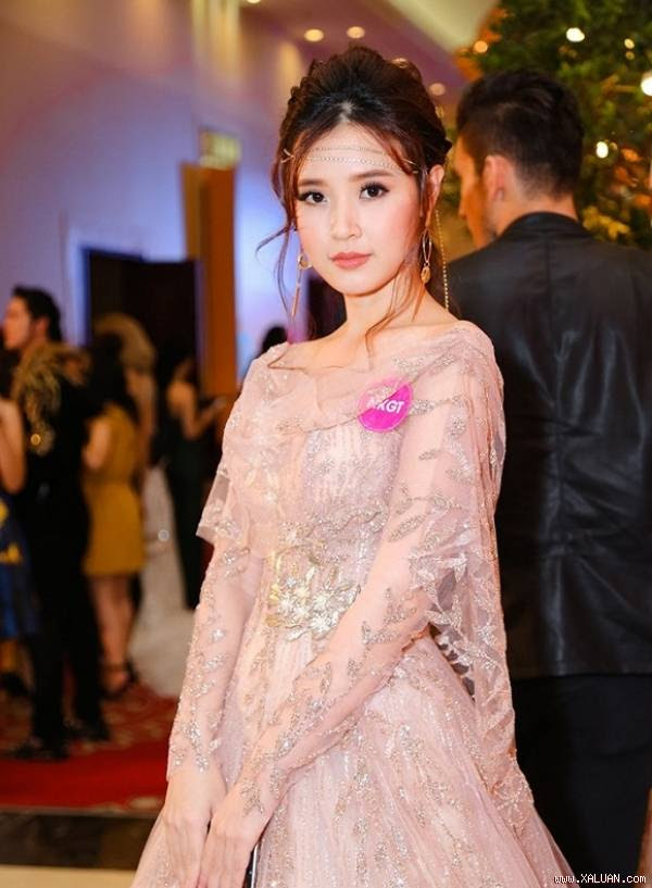 Midu đài các kiêu sa, Hari Won thanh thoát yêu kiều lấn lướt dàn mỹ nhân dự hội xuân