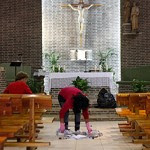 Homem abre fogo em igreja, mata grávida e se suicida