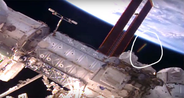 Ufo ao lado da ISS