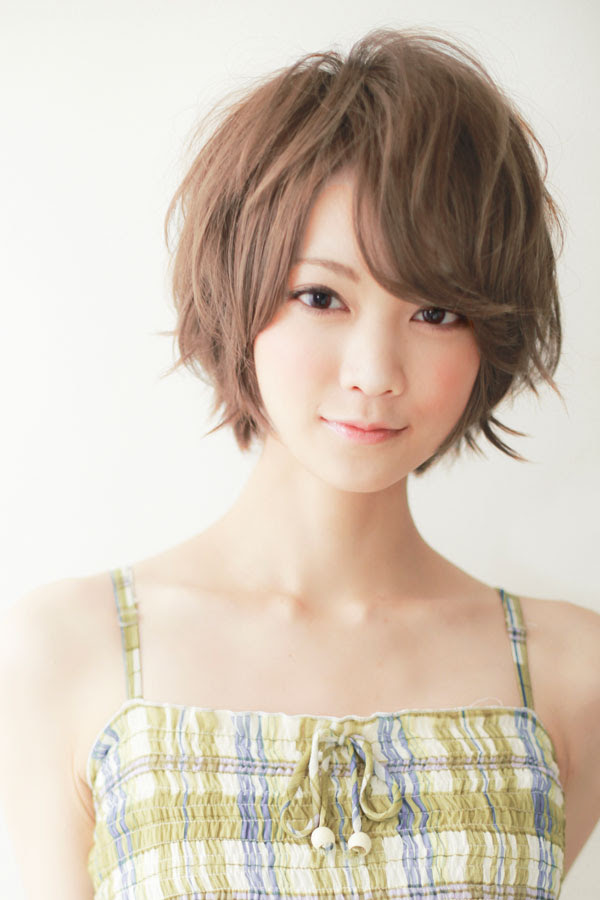 クールフェミニン ゆるふわパーマのショートカット 原宿 美容室