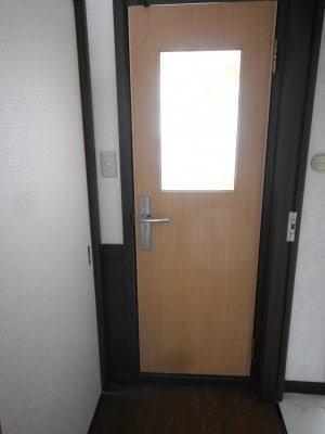 トイレのドアを明るい色に交換 アベルホーム 岡山市の小工事はおまかせ下さい