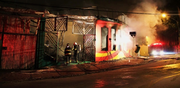 Bombeiros tentam combater incêndios de grandes proporções que atingiu uma fábrica de móveis na avenida Angelina, no bairro de Vila Guilherme, zona norte de São Paulo