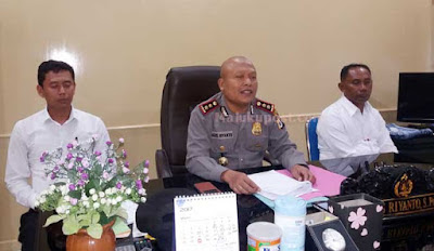 Tual, Malukupost.com - Insiden penganiayaan terhadap 2 warga yang mengakibatkan 1 orang meninggal dunia di Watdek, Kecamatan Kei Kecil, Kabupaten Maluku Tenggara (Malra), Minggu (16/4) lalu, membuat pihak keluarga korban tersulut emosi dan nyaris terjadi bentrok besar-besaran namun aksi tersebut berhasil dihalau pihak kepolisian setempat. Kapolres Maluku Tenggara, AKBP Agus Riyanto, di Tual, Senin (17/4) menyatakan bahwa kasus penganiayaan yang berbuntut kematian tersebut adalah kriminal murni akibat pengaruh minuman keras.