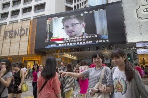 Snowden está dispuesto a volver a EEUU pero con condiciones, según su padre. EFE