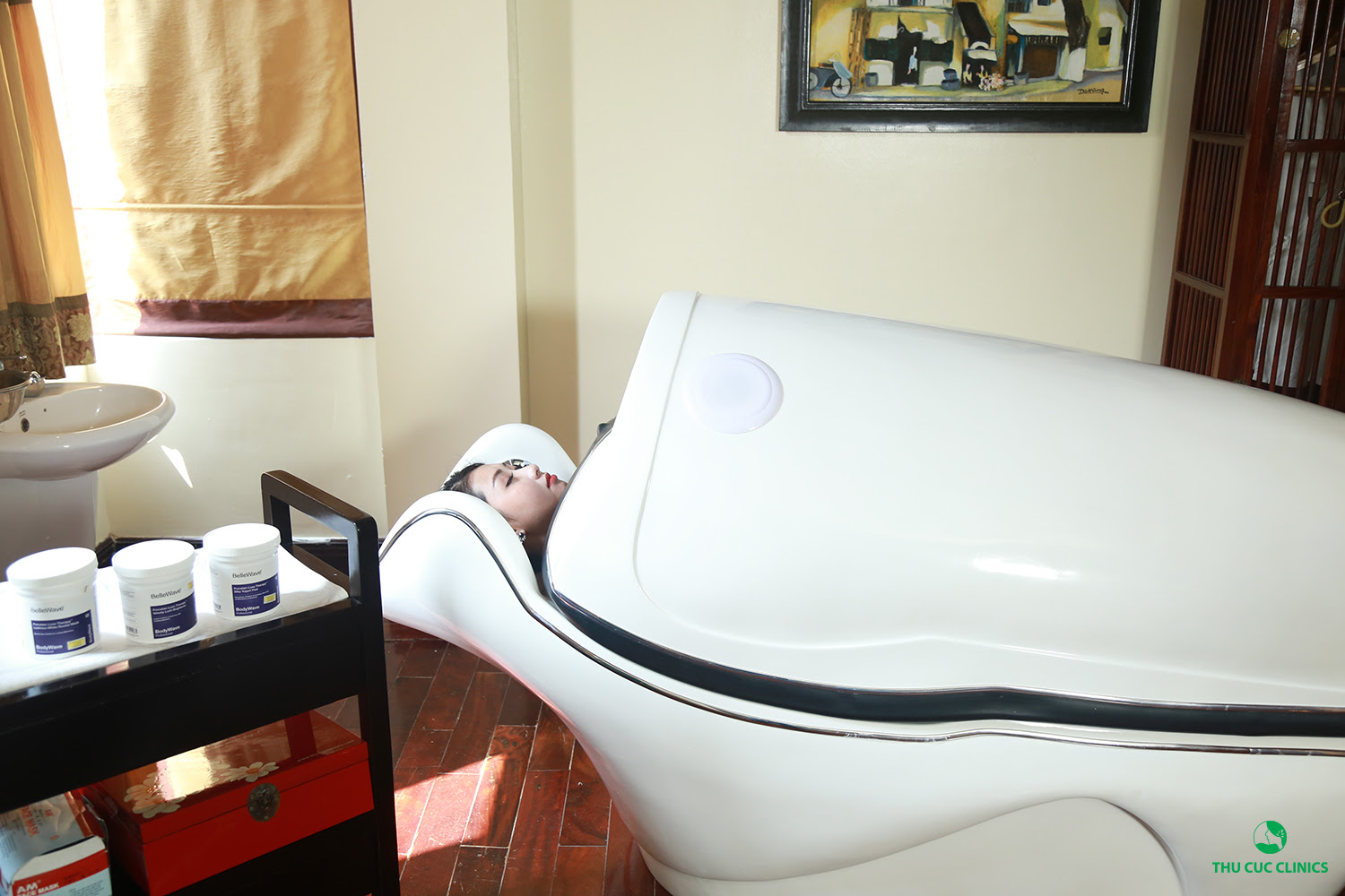 Tắm trắng phi thuyền tại Thu Cúc Clinics.