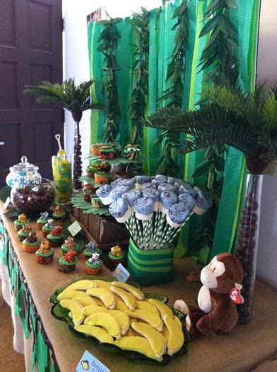 Let's face it, the best cupcakes have faces on them! Jungle Safari Baby Shower - Baby Shower Ideas - Themes - Games