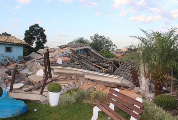 Casa desmoronou na madrugada desta quarta em Criciúma (Foto: Douglas Saviato/Portal Engelplus)