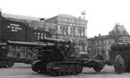 Os tratores de artilharia "Comintern" rebocam obuseiros B-4 de 203 mm com extremidades frontais do tipo antigo.  Moscou, Praça Vermelha, 7 de novembro de 1938.