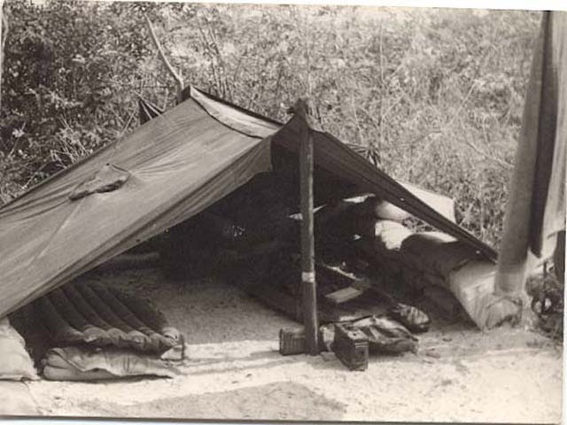 
Một căn lều dã chiến sử dụng poncho của lính Mỹ trong chiến tranh Việt Nam
