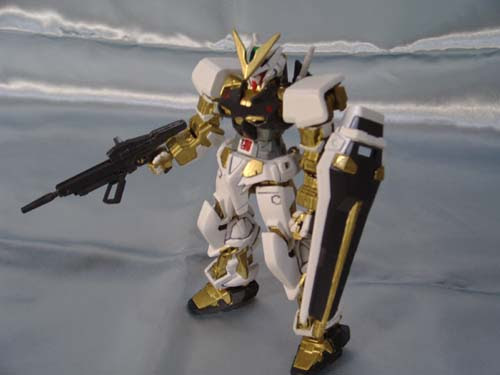 1 144 Hg Mbf P01 ガンダムアストレイ ゴールドフレーム やはりアストレイは３体そろえたいということで 改造製作しましたゴールドフレームです ベースに使用したのはｈｇブルーフレームです 本体はそれをゴールドリーフで塗装しただけです