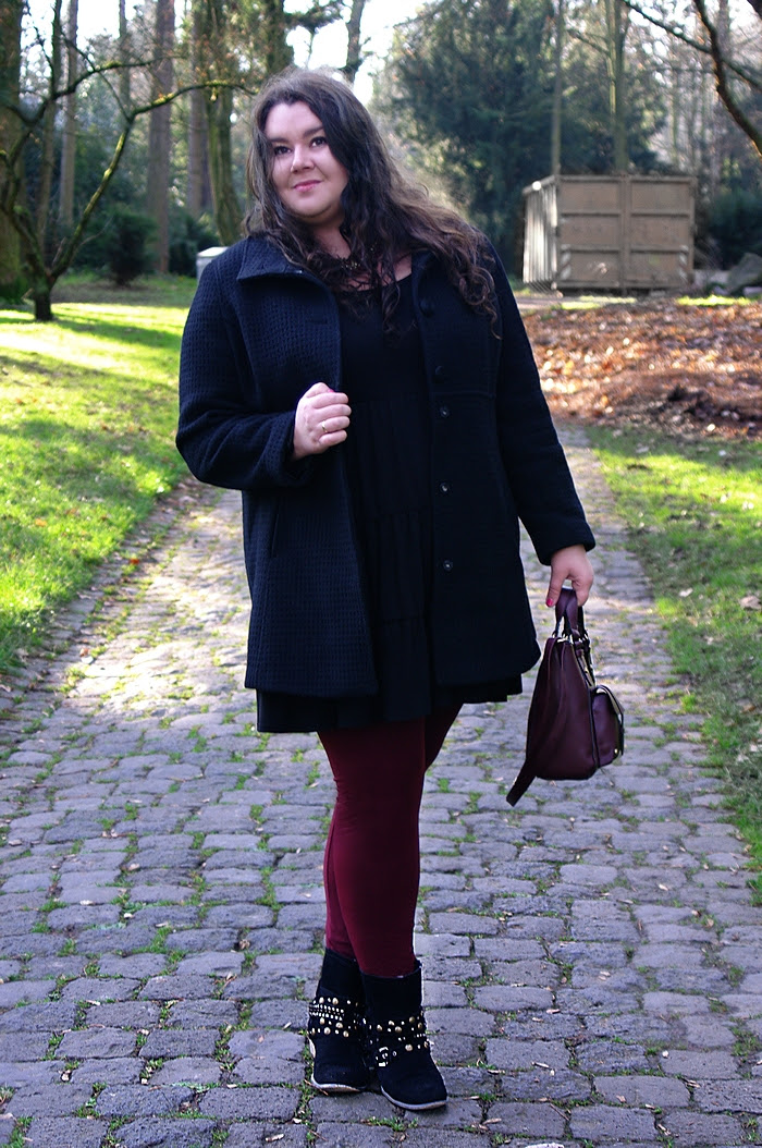 Große Größen Plus Size Fashion Blog burgundy maroon Bordeaux leggings curvy bib bag