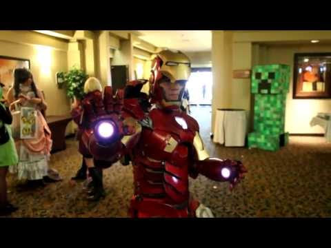 video que muestra a un hombre disfrazado de ironman en una convencion
