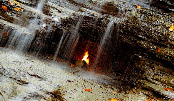 perierga.gr - Άσβηστη φλόγα καίει αιώνια πίσω από καταρράκτη!