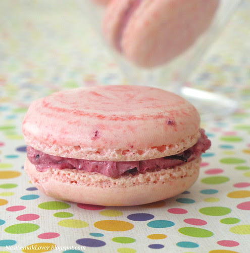 Macarons with Blueberry Compote Buttercream 