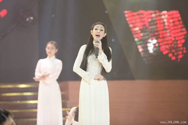 Cháu gái danh ca Thái Châu xin lỗi cậu ruột trên sân khấu