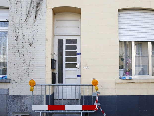 Porta da frente de imóvel em Bruxelas em que um homem foi morto pela polícia belga em uma operação em busca de terroristas (Foto: Francois Lenoir/ Reuters)
